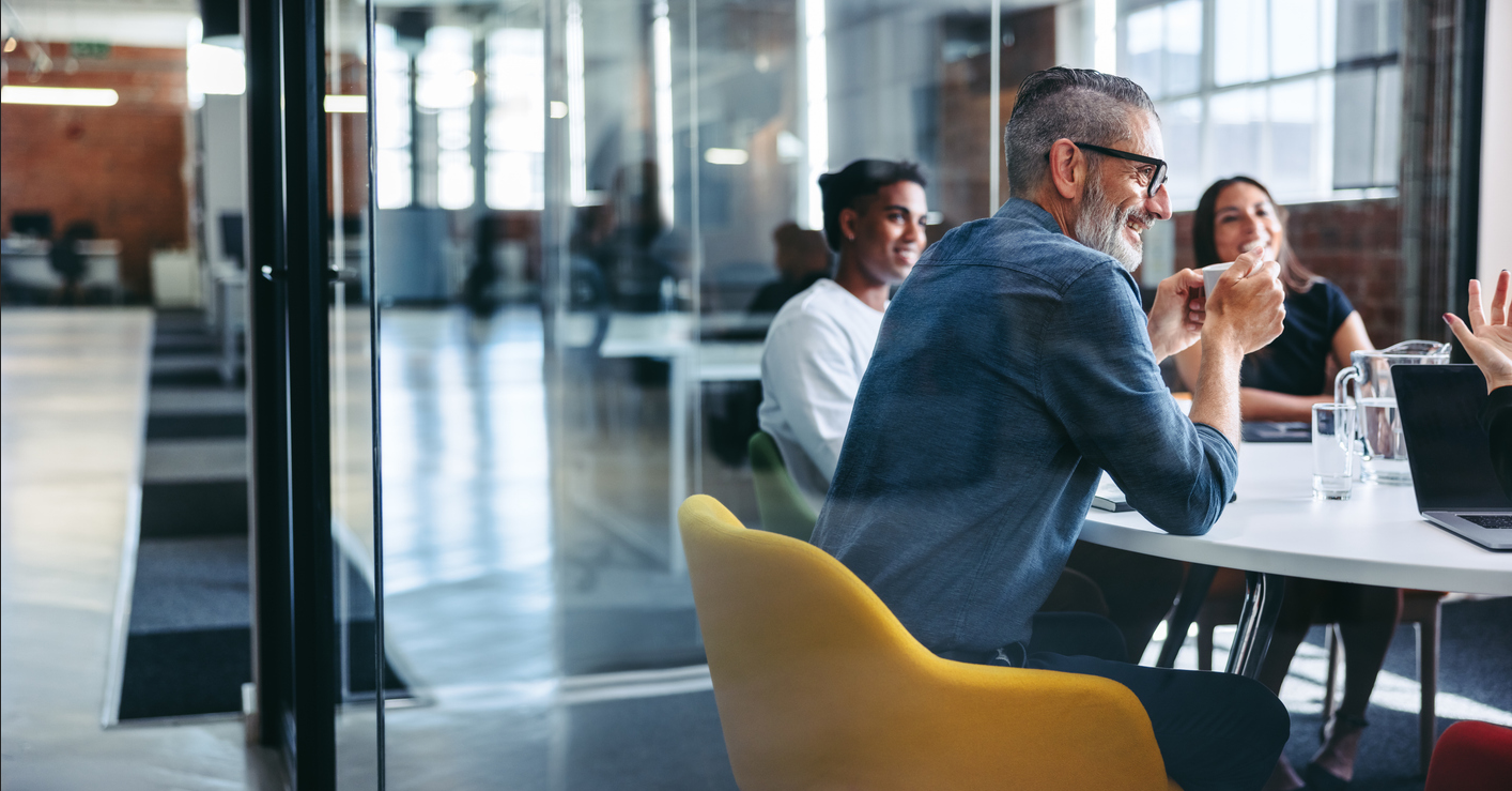 Photo d'un groupe de personnes qui échangent dans un cadre professionnel 