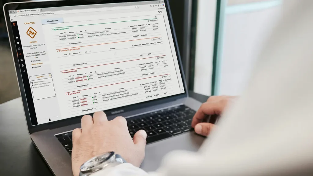 Dirigeant d'une entreprise de BTP qui suit un de ses chantiers sur son PC avec Optim'BTP Web