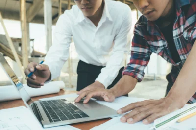 Ingénieurs BTP travaillant sur un devis sur le terrain